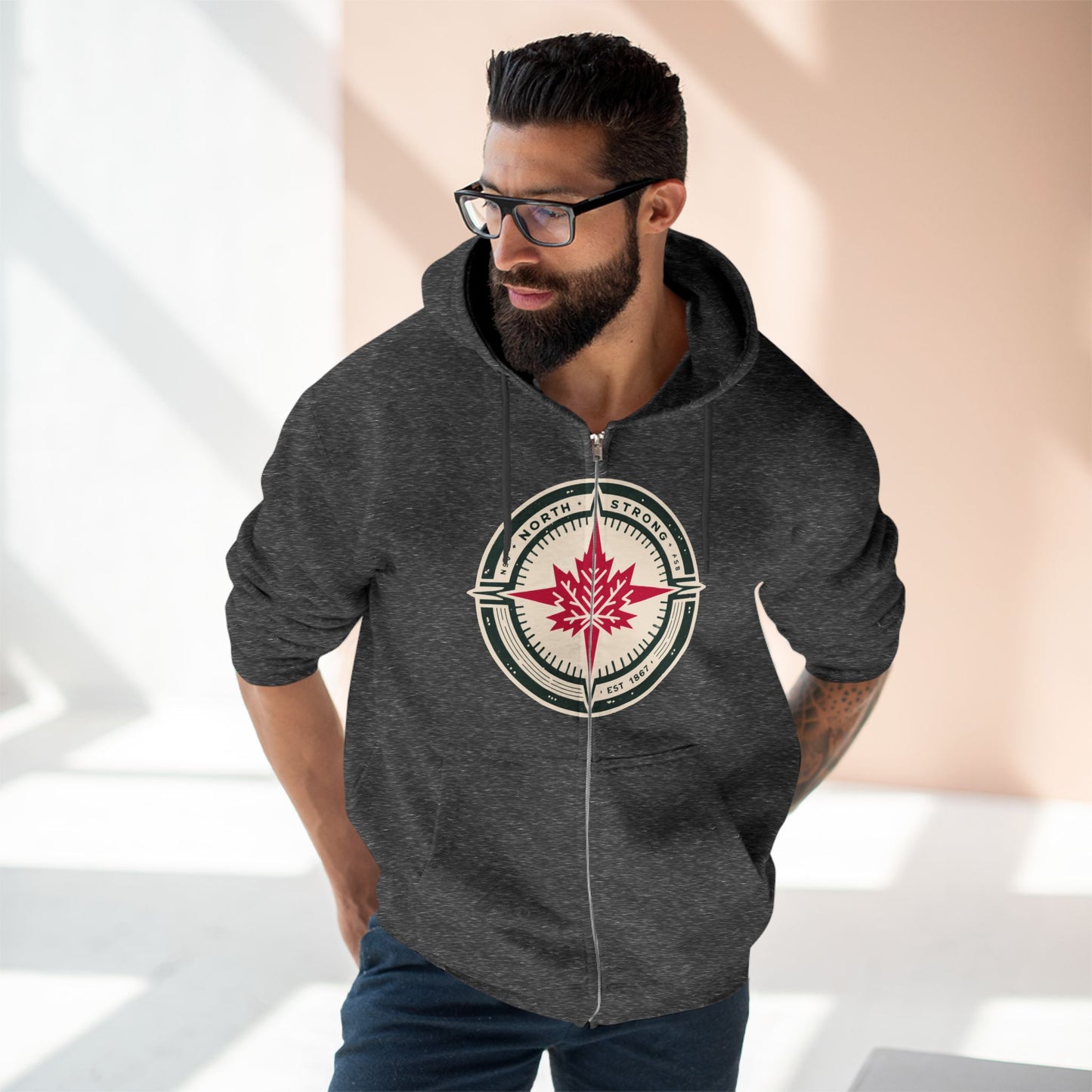 Sweat à capuche unisexe à fermeture éclair « North Strong » avec motif boussole – Vivez l'aventure avec fierté canadienne